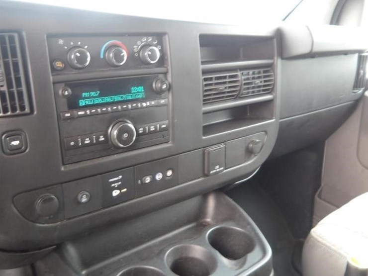 2017-chevrolet-express-2500-image-19