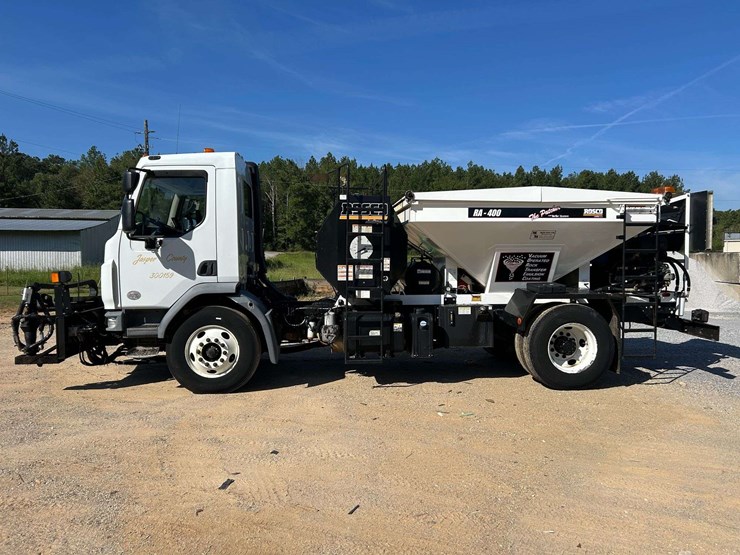 2015-peterbilt-220-image-5