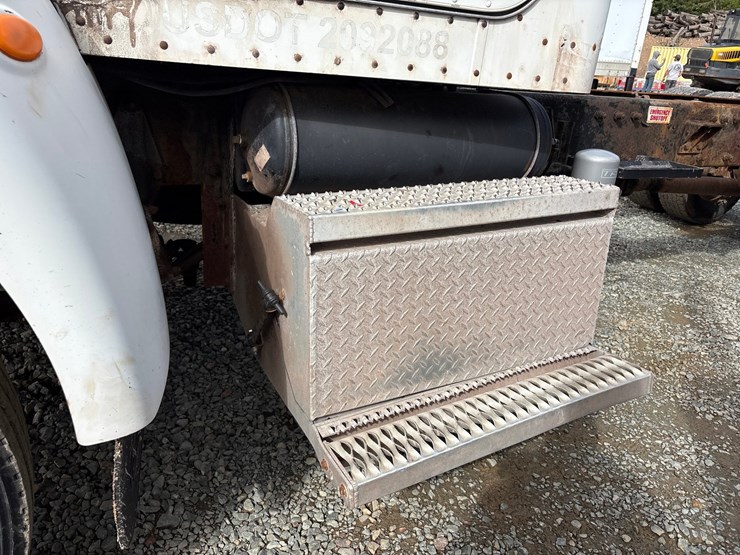 2007-peterbilt-335-image-12