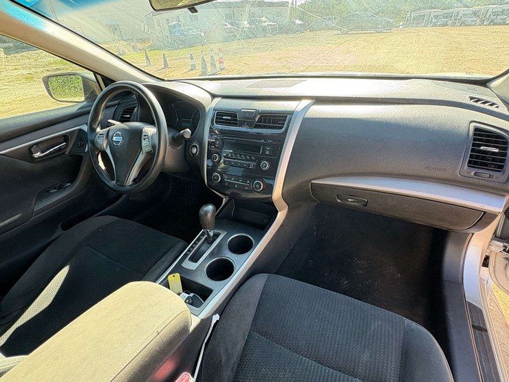 2015-nissan-altima-4-door-sedan-(270,918-miles)-image-13