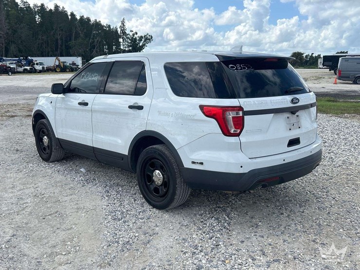 2016-ford-explorer-image-4