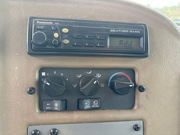 2007-peterbilt-335-image-53