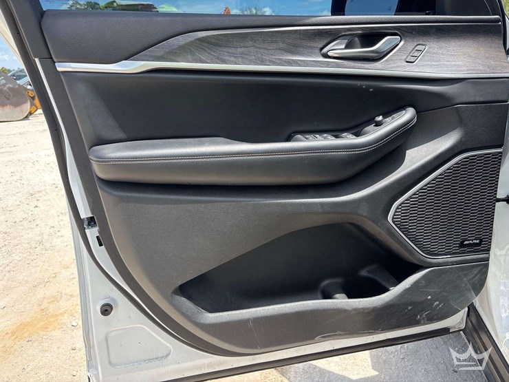 2022-jeep-grand-cherrokee-suv-image-11