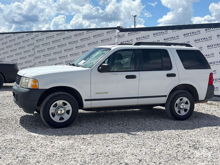 2005-ford-explorer-image-1
