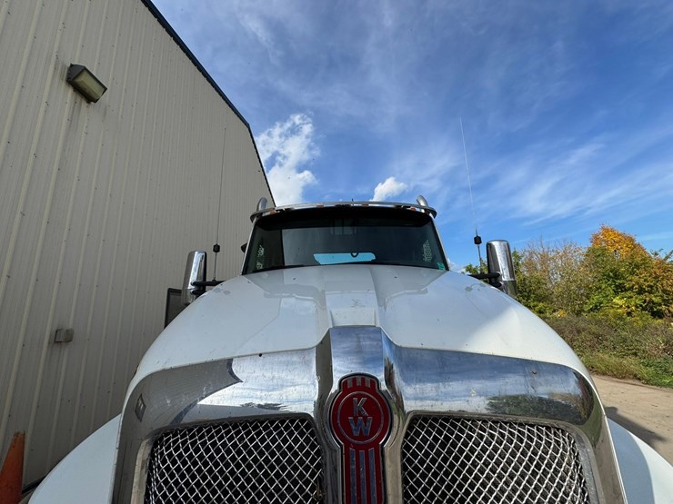 2022-kenworth-t680-image-32