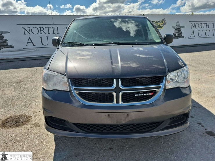 2017-dodge-grand-caravan-sxt-image-2
