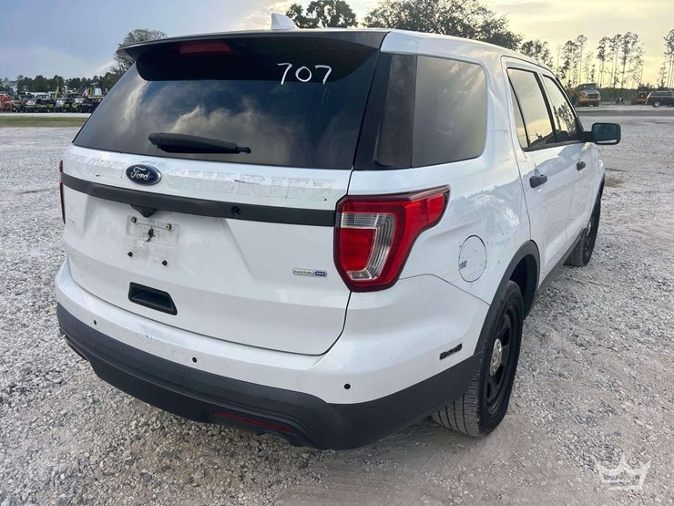 2016-ford-explorer-image-3
