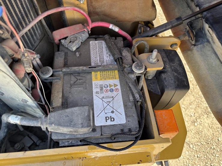 2013-caterpillar-cb22-image-36