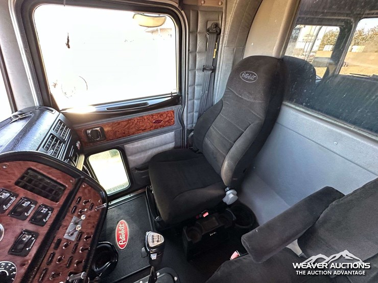 peterbilt-378-image-9
