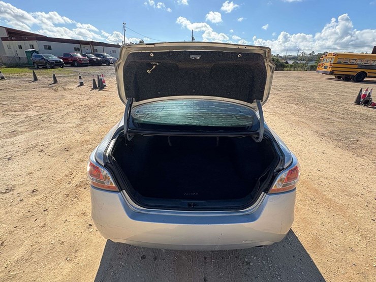 2015-nissan-altima-4-door-sedan-(270,918-miles)-image-18