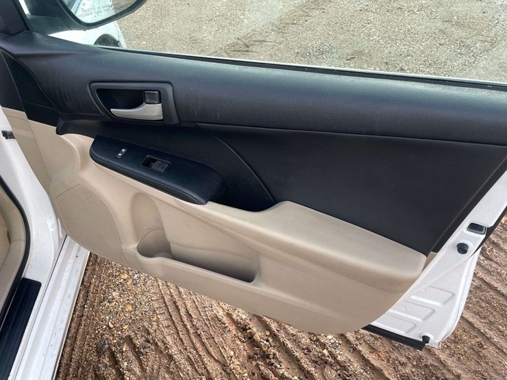 2014-toyota-camry-le-4-door-sedan-(170,014-miles)-image-17