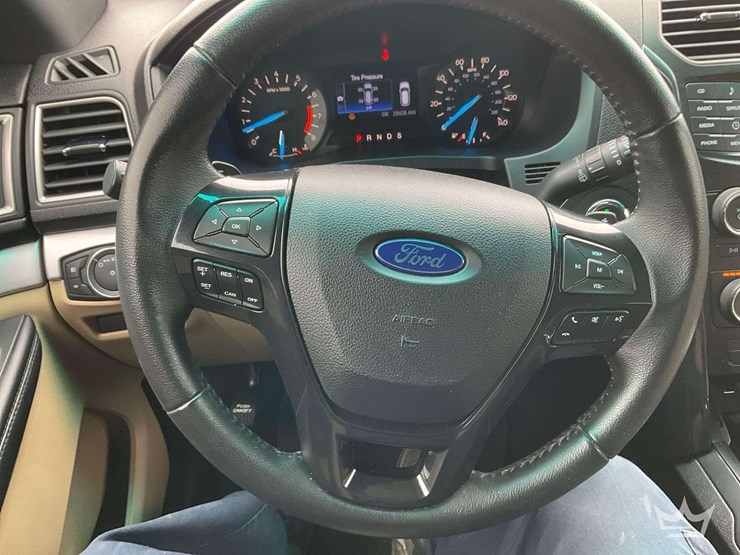 2017-ford-explorer-image-13