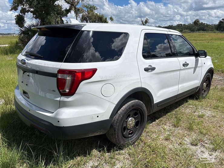 2016-ford-explorer-image-3