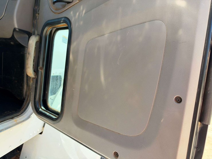 2020-peterbilt-348-image-16