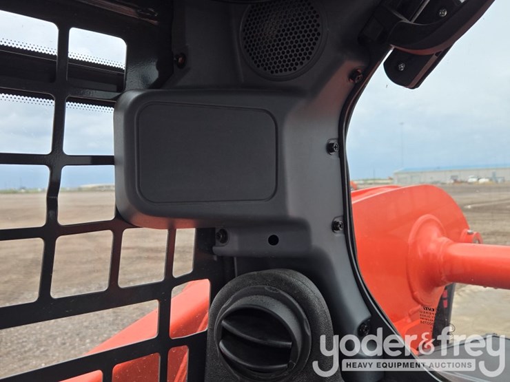 2024-kubota-ssv65-image-51