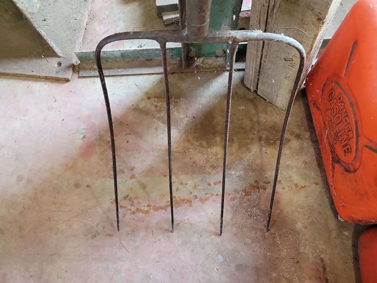 four-prong-pitchfork-with-wooden-handle-image-2