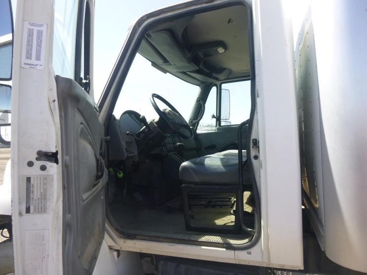 2005-international-durastar-4200-image-7