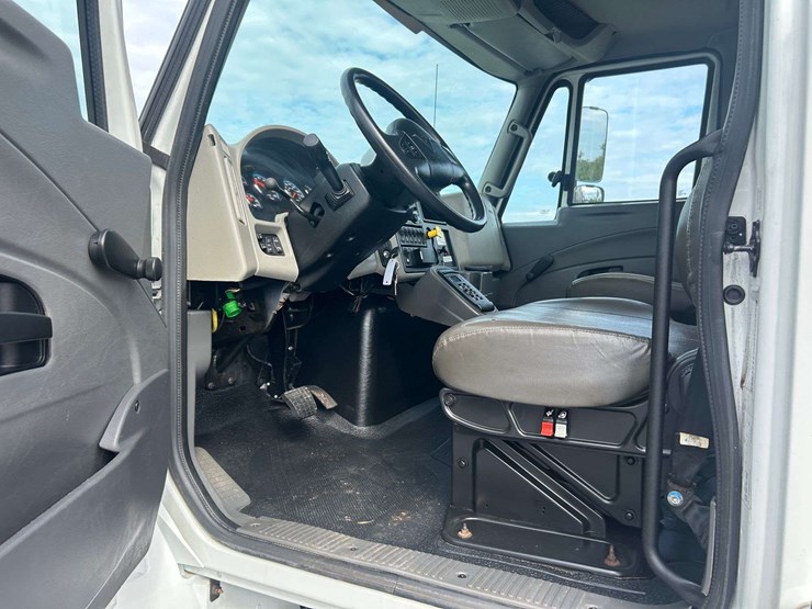 2019-international-durastar-4300-image-41