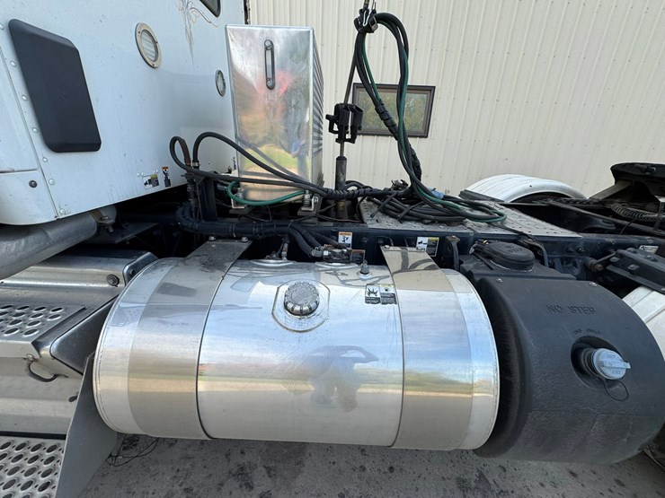 2022-kenworth-t680-image-16