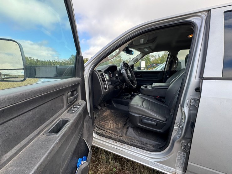 #1941-•-2017-ram-5500-cab-&-chassis-image-29
