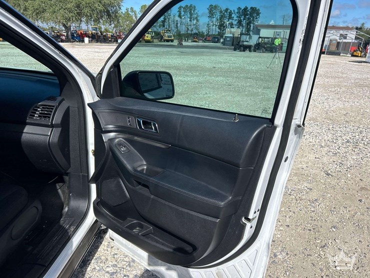 2016-ford-explorer-image-19