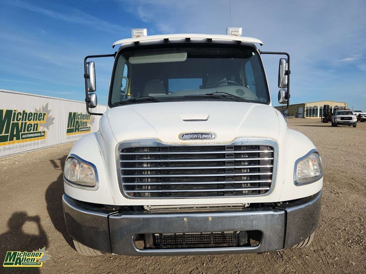 2014-freightliner-m2-106-image-8