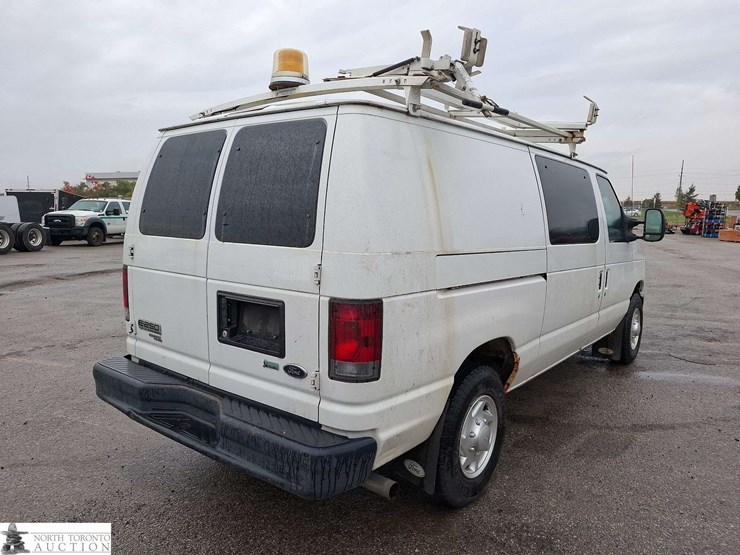 2012-ford-cargo-image-5