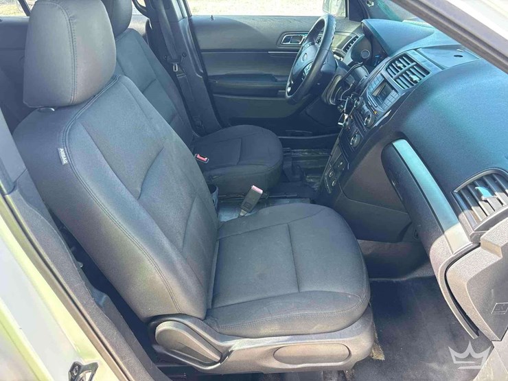 2016-ford-explorer-image-25