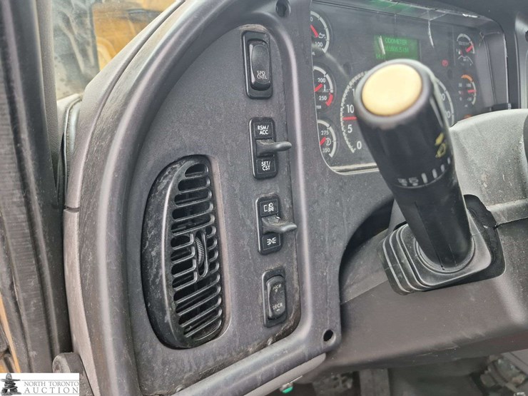 2018-freightliner-m2-106-image-19