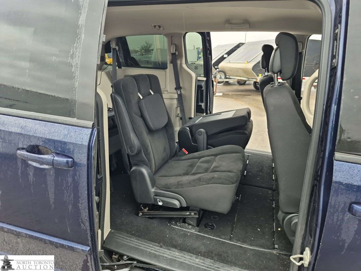 2017-dodge-grand-caravan-sxt-image-25