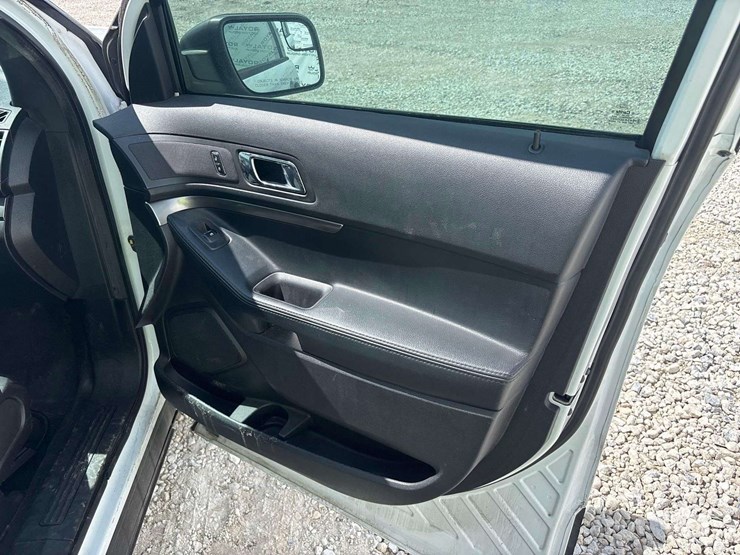 2016-ford-explorer-image-18