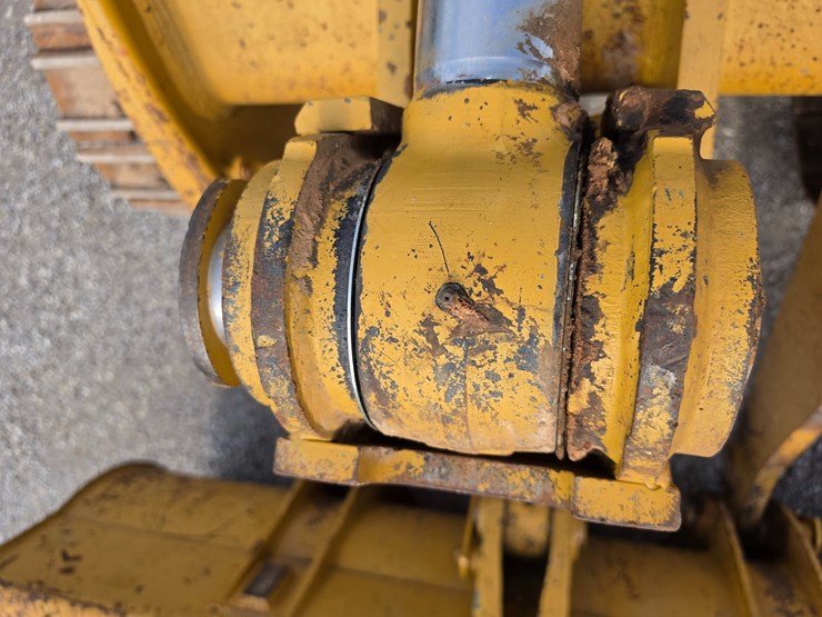 2007-caterpillar-953d-image-98