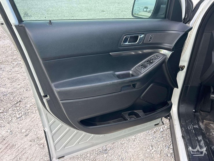 2016-ford-explorer-image-11