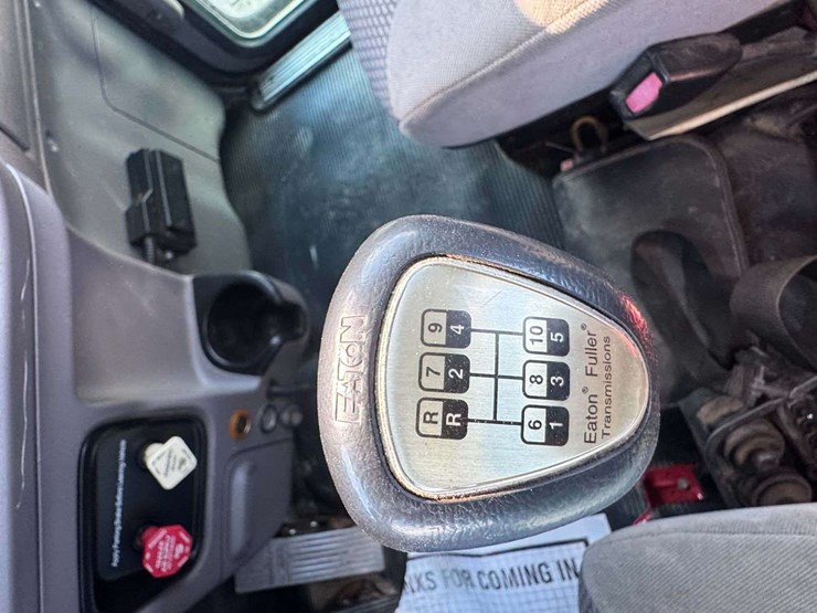 2013-peterbilt-365-image-16