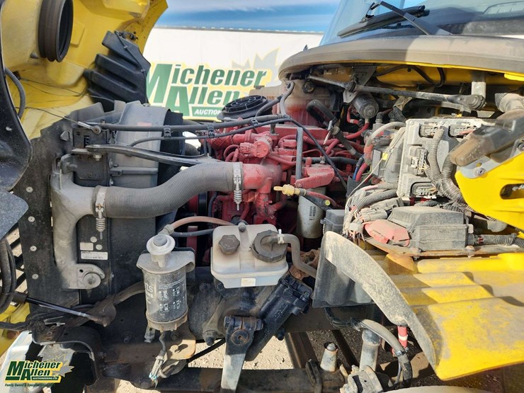 2014-freightliner-m2-106-image-25