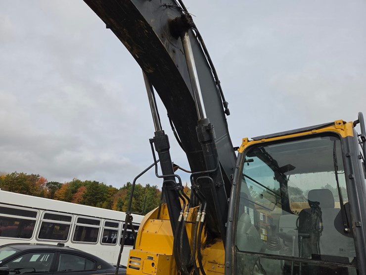 2017-deere-245g-lc-image-22
