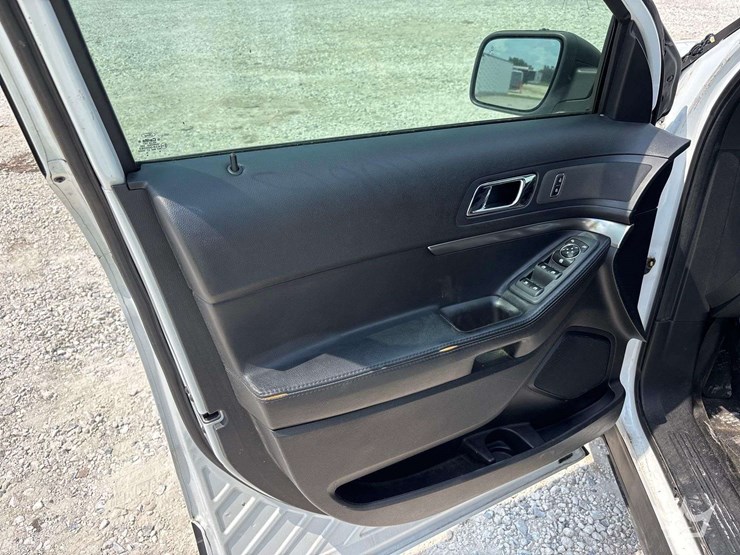 2016-ford-explorer-image-14
