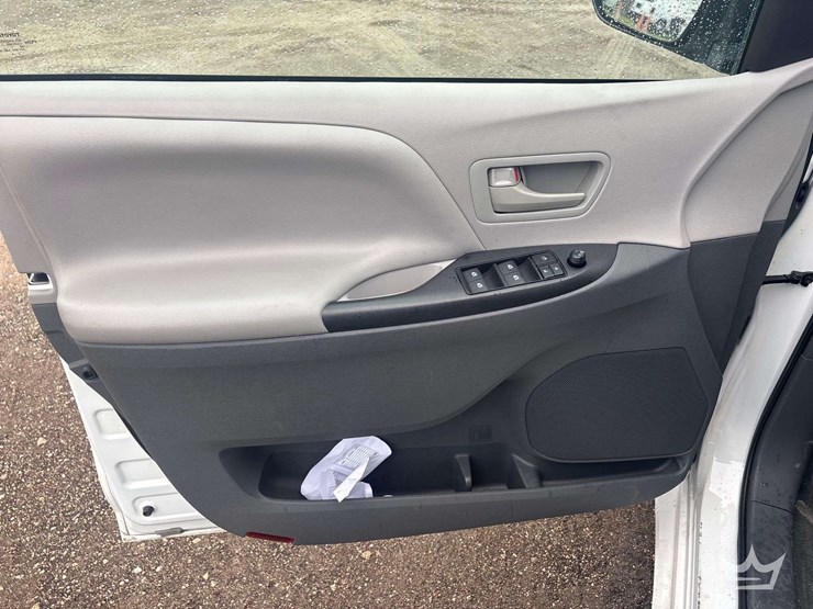 2017-toyota-sienna-image-9