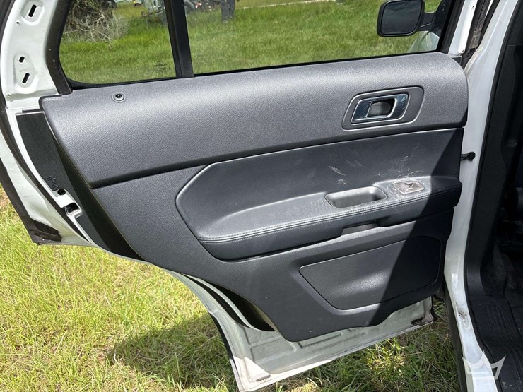 2016-ford-explorer-image-22