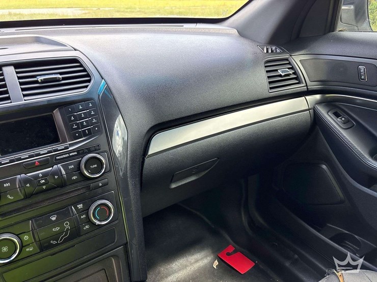 2016-ford-explorer-image-18