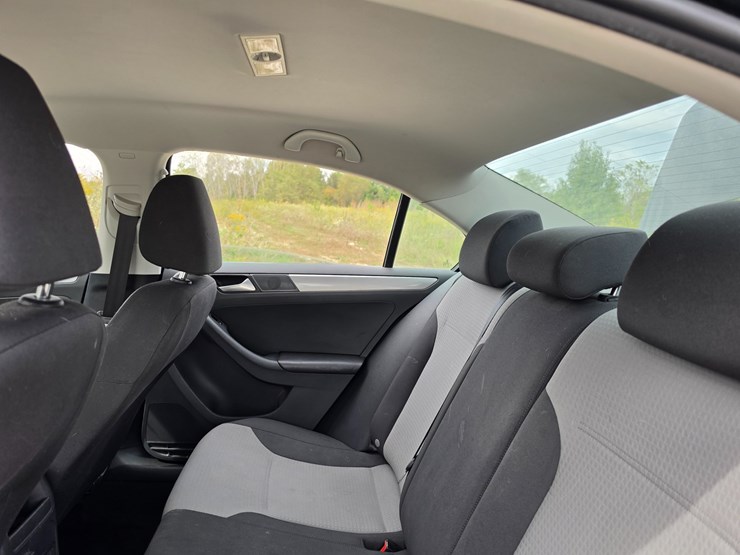 #25322-•-2017-volkswagen-jetta-passenger-car-image-54