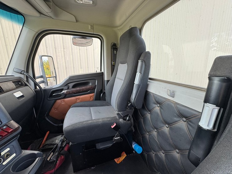 2022-kenworth-t680-image-36