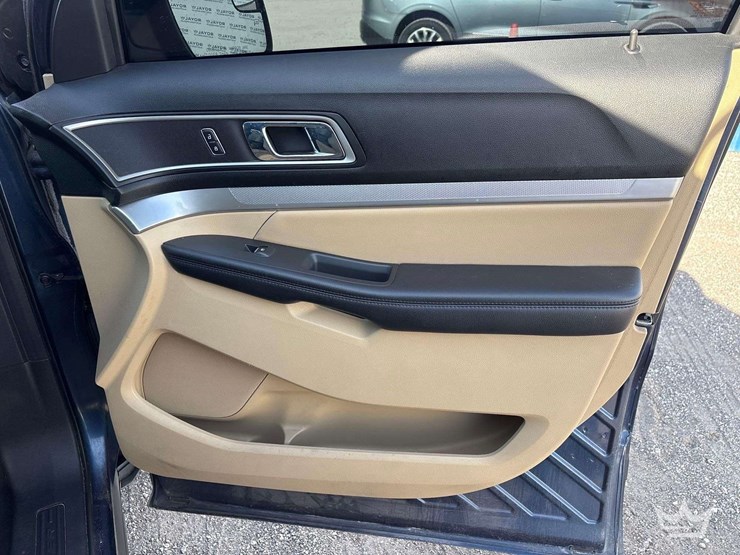 2017-ford-explorer-image-26
