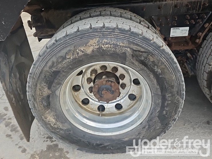 2019-freightliner-122sd-image-18