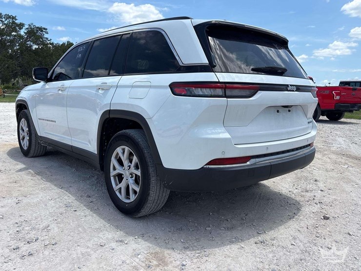 2022-jeep-grand-cherrokee-suv-image-4