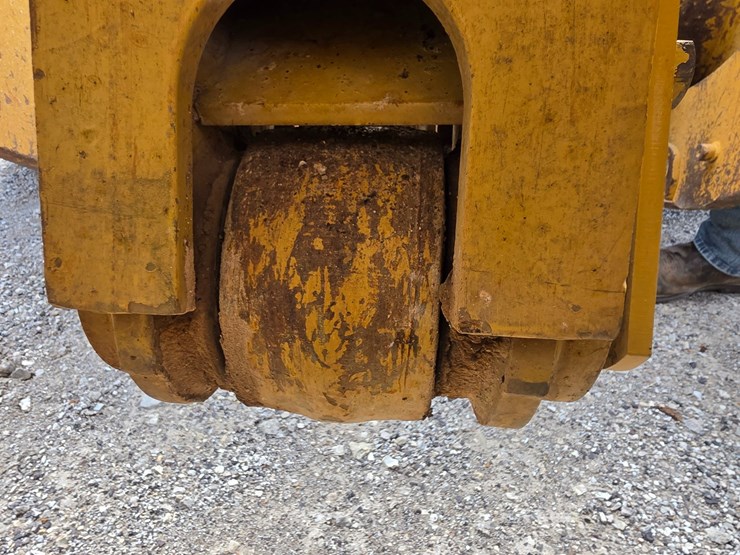 2007-caterpillar-953d-image-89