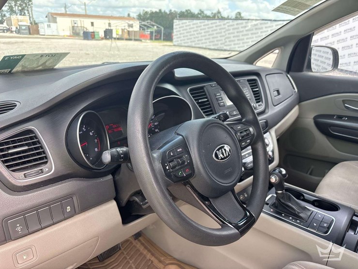 2015-kia-sedona-image-9