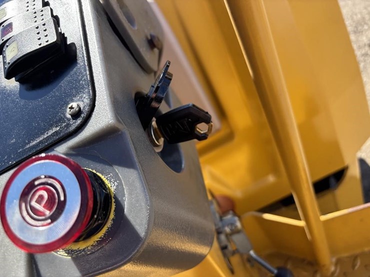 2013-caterpillar-cb22-image-23