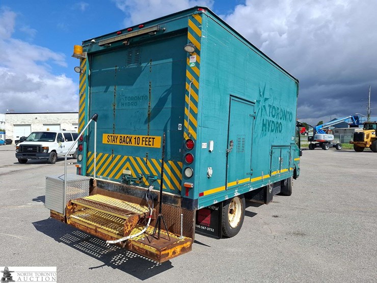 2014-isuzu-nqr-image-5