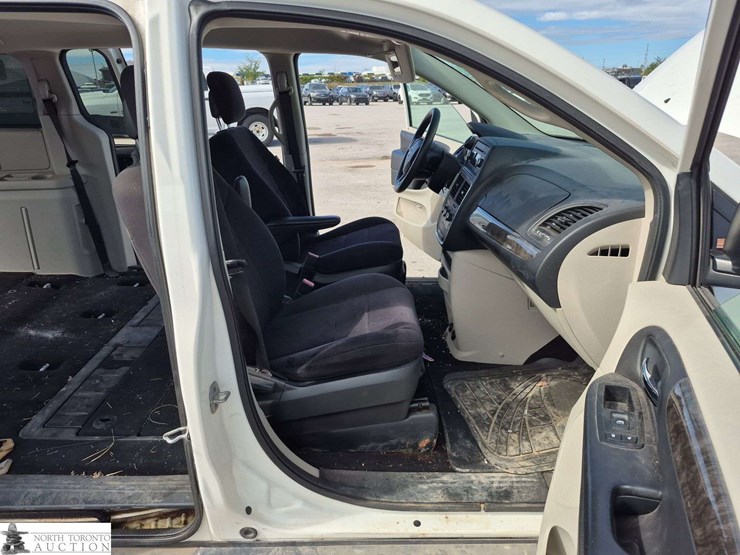 2011-dodge-grand-caravan-se-image-25